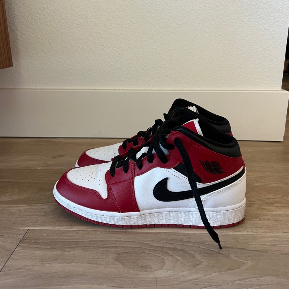 Jordan 1 Mid Chicago (2020) (GS) Size: US 6.5Y